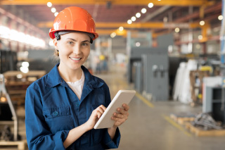 chica con tablet en una fabrica